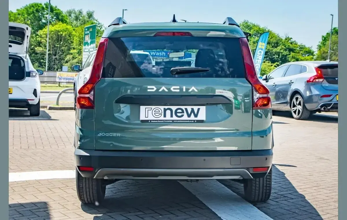 Used Dacia Jogger Extreme 110 HP (80 kW) 2023 Green MPV