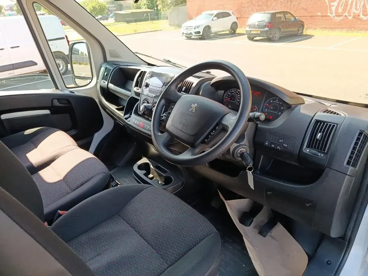 Used Peugeot Boxer Business-Line 138 HP (101 kW) 2023 White Van