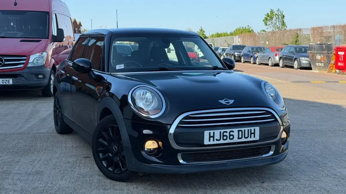 Usado Mini ONE Hatch 102 CV (75 kW) 2016 Negro Utilitario