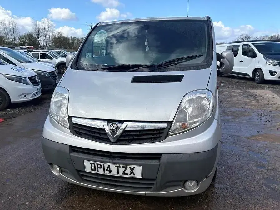 Usado Vauxhall Vivaro Sportive 115 HP (84 kW) 2014 Prateado Monovolume