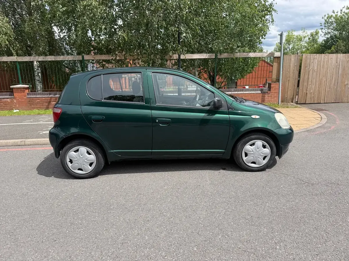 Used Toyota Yaris 86 HP (63 kW) 2001 Green Hatchback