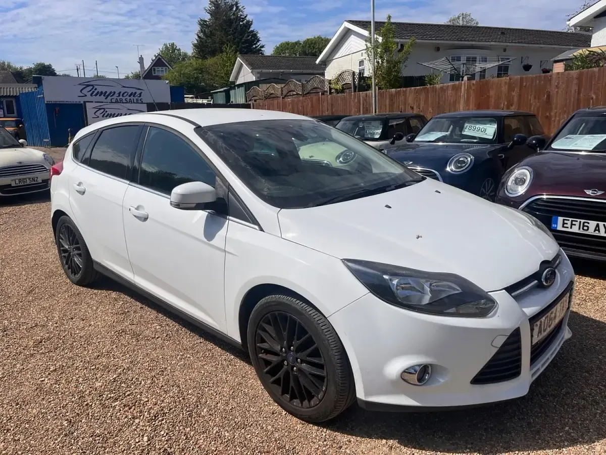 Begagnad Ford Focus Zetec 125 HK (91 kW) 2014 Vit Halvkombi