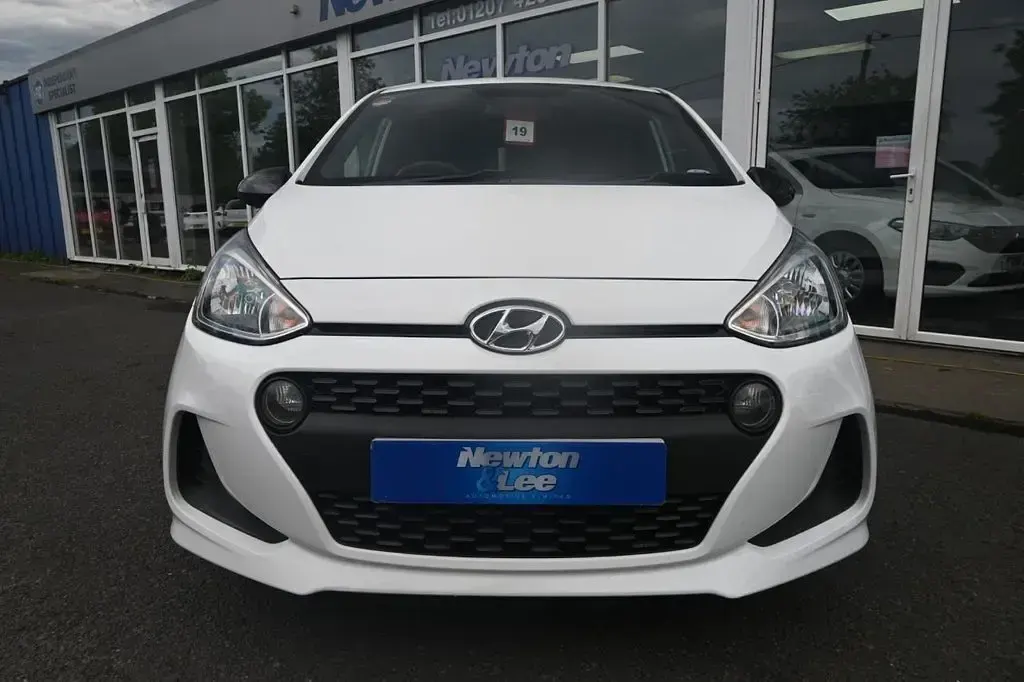 Used Hyundai i10 GO! 67 HP (49 kW) 2018 White Hatchback