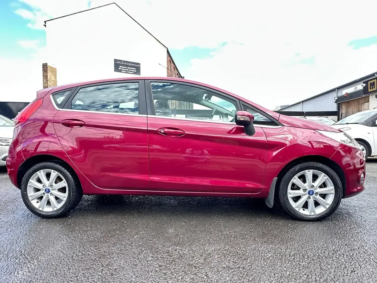 Used Ford Fiesta Zetec 70 HP (51 kW) 2010 Red Hatchback
