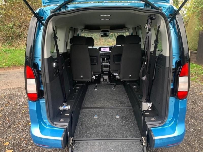 Blue Used 2024 Ford Tourneo Connect Titanium MPV | £22,995 (Fair price) - Image 1/4