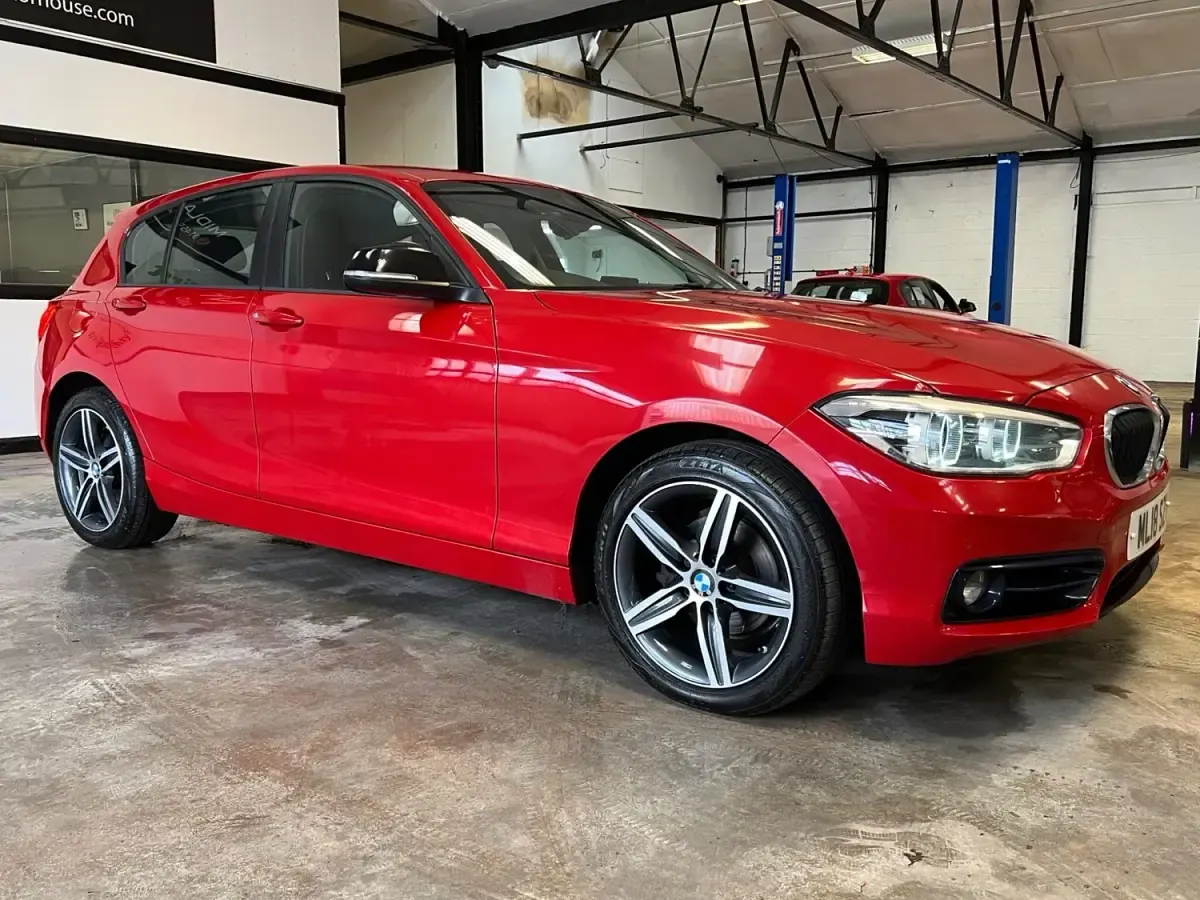 Begagnad BMW 118 Sport Line 2018 Röd Halvkombi