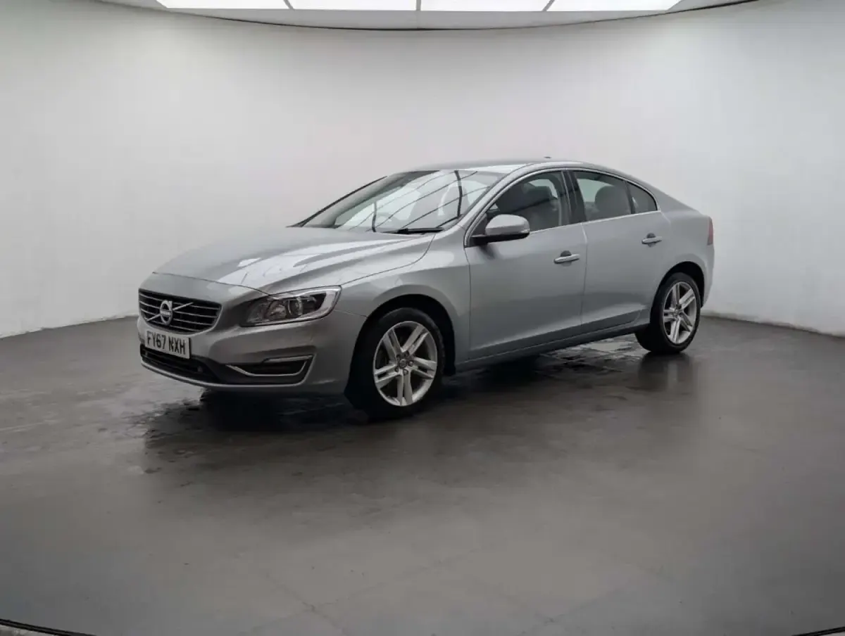 Usado Volvo S60 SE Lux 190 HP (139 kW) 2017 Prateado Sedan