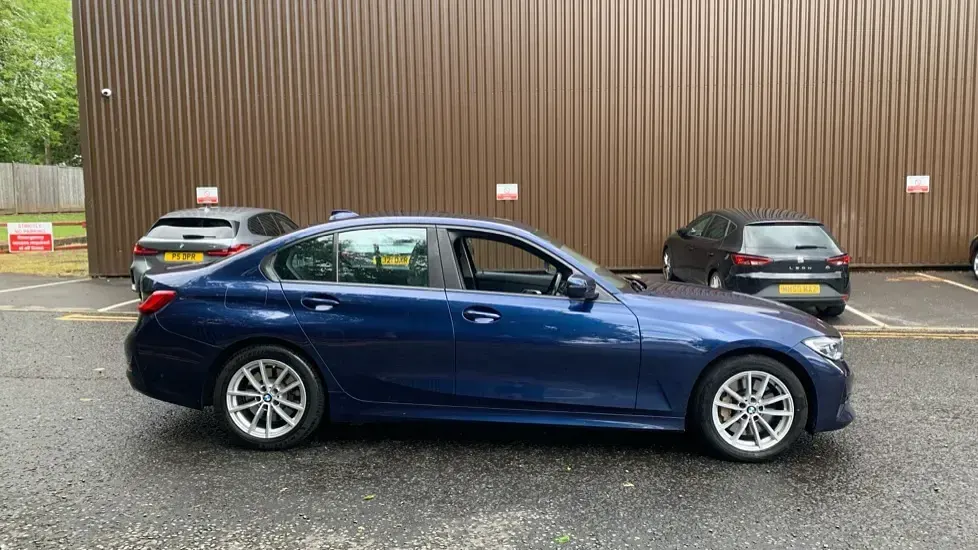 Begagnad BMW 330e Sport Line 288 HK (211 kW) 2020 Blå