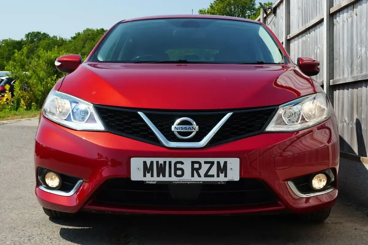Used Nissan Pulsar N-Connecta 110 HP (80 kW) 2016 Red Hatchback