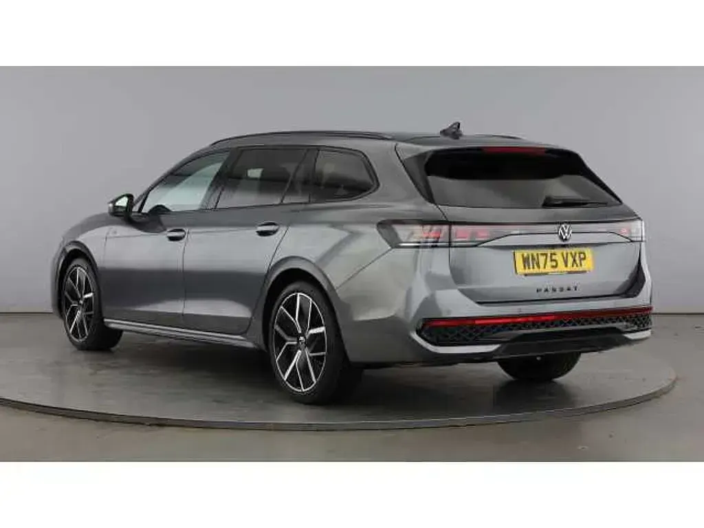 Used VW Passat R-line 150 HP (110 kW) 2025 Multicolour Estate