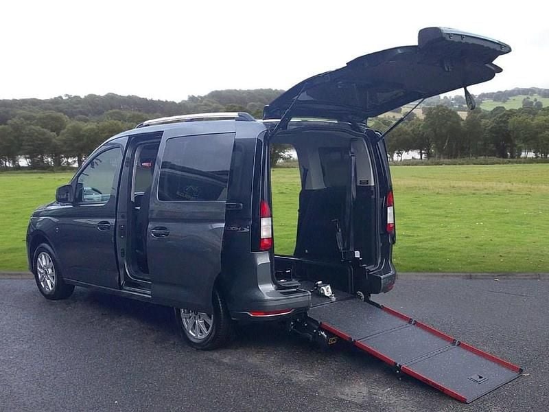 Used Ford Tourneo Connect Titanium 122 HP (89 kW) 2023 Grey MPV