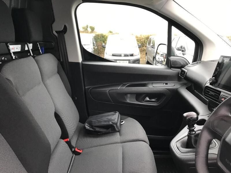 White Used 2023 Peugeot Partner Premium MPV | £15,500 (Fair price) - Image 1/4