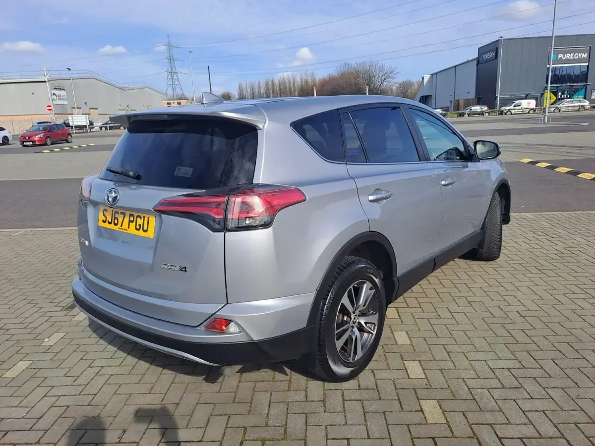 Usado Toyota RAV4 Business Edition 143 CV (105 kW) 2017 Plateado SUV