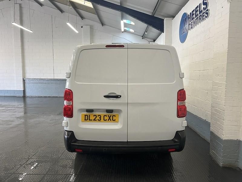 Second-hand Vauxhall Vivaro S 100 CP (73 kW) 2023 Alb Monovolum