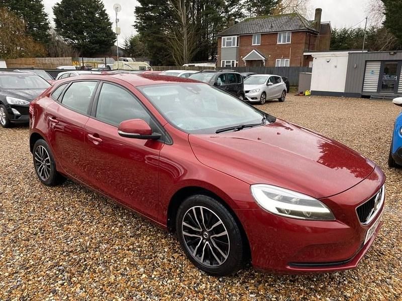 Used Volvo V40 Momentum 122 HP (89 kW) 2017 Red Hatchback
