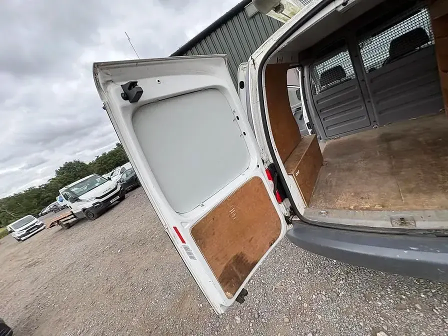 Used VW Caddy 104 HP (76 kW) 2009 White MPV