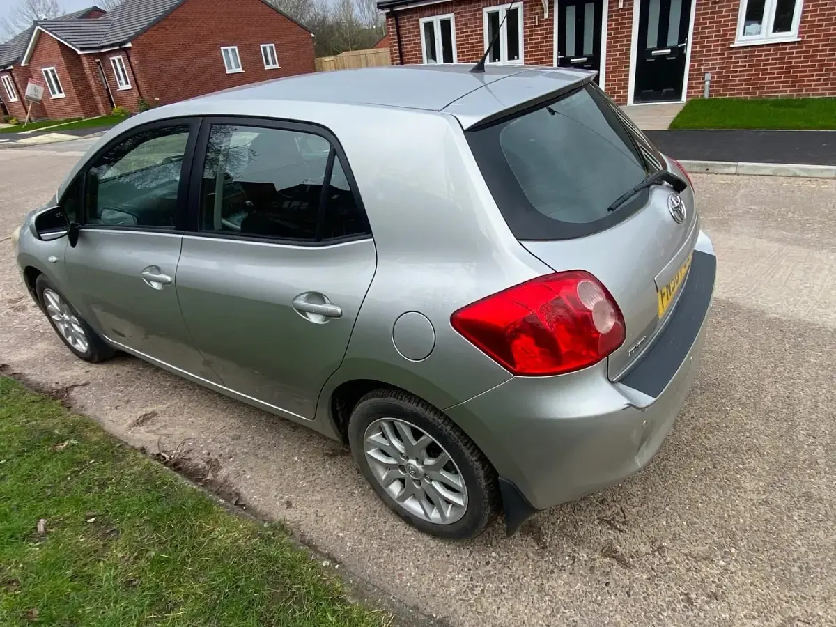 Used Toyota Auris 124 HP (91 kW) 2007 Silver Hatchback