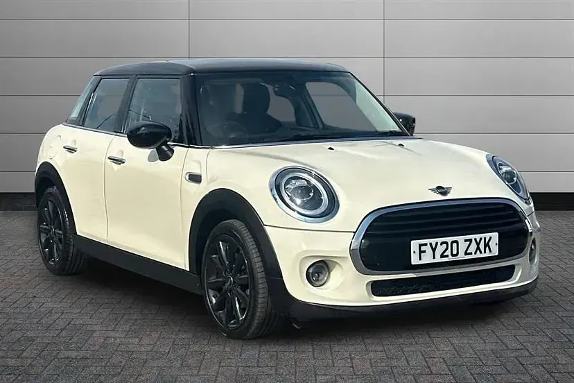 Usado Mini Cooper Classic 136 HP (100 kW) 2020 Branco Citadino