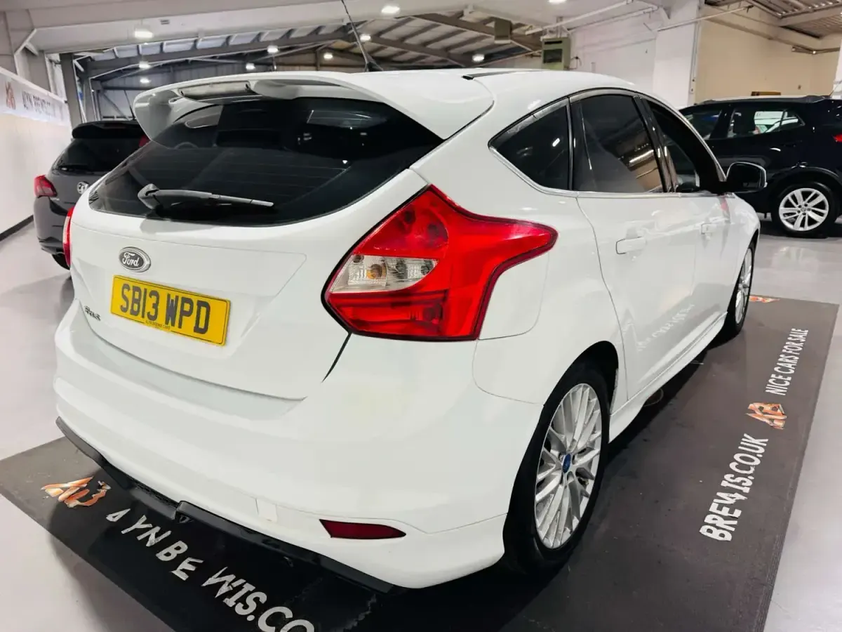 Begagnad Ford Focus Zetec 163 HK (119 kW) 2013 Vit Halvkombi