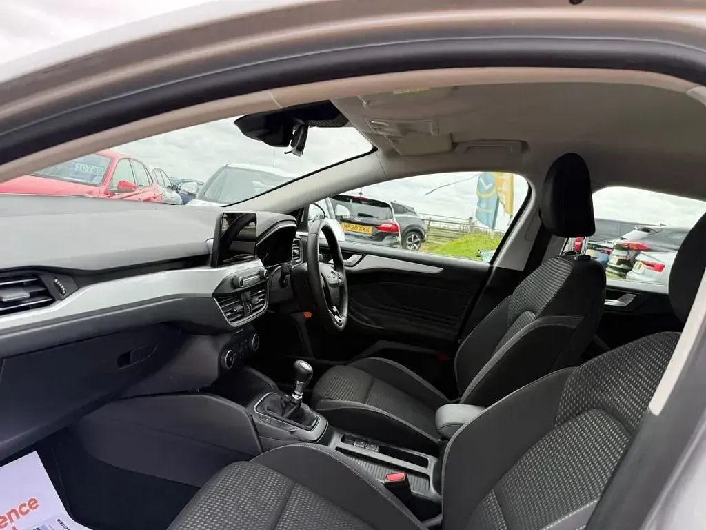 Begagnad Ford Focus Zetec 120 HK (88 kW) 2020 Silver Kombi