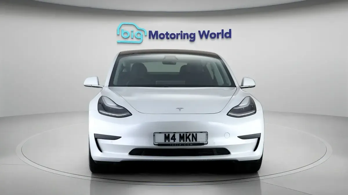 Used Tesla Model 3 Standard Range Plus 222 kW (302 HP) 2020 White Sedan