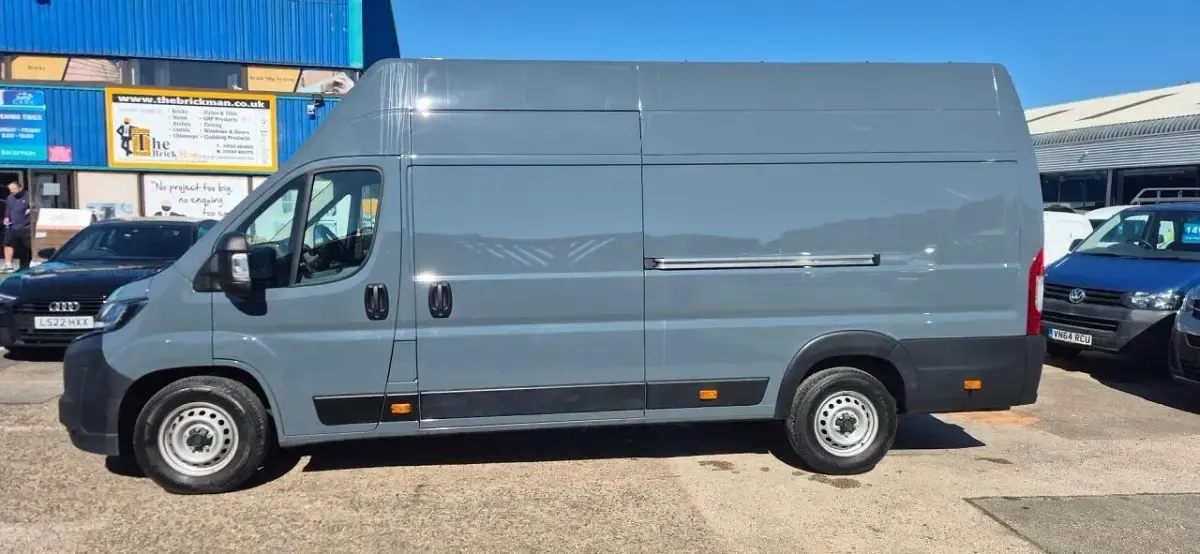 Begagnad Peugeot Boxer 2025 Grå Van