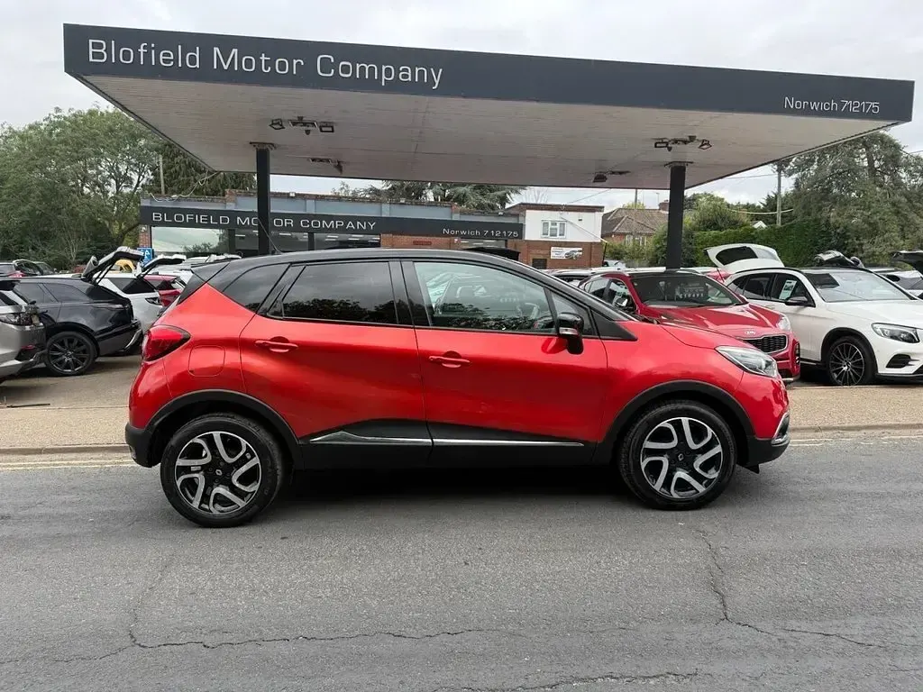 Used Renault Captur Signature 90 HP (66 kW) 2016 Red/black SUV