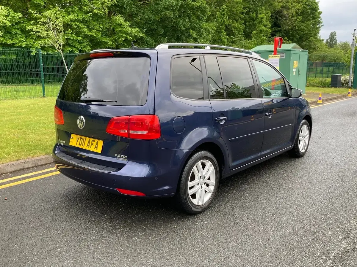 Usado VW Touran SE 140 HP (102 kW) 2011 Azul Monovolume