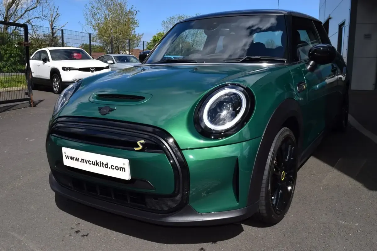 Begagnad Mini Cooper S Hatch 135 kW (184 HK) 2023 Grön Halvkombi
