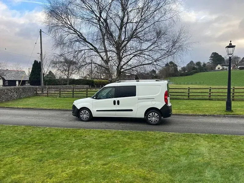 Used Vauxhall Combo 105 HP (77 kW) 2018 White MPV