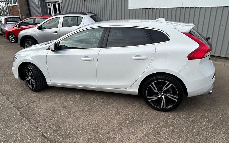 Begagnad Volvo V40 R-Design 152 HK (111 kW) 2018 Vit Halvkombi