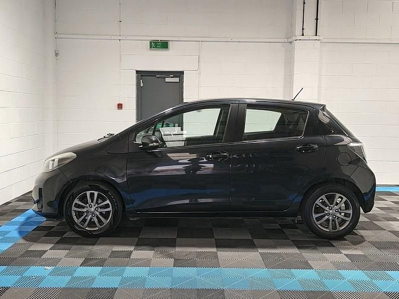 Used Toyota Yaris 99 HP (72 kW) 2014 Black Hatchback