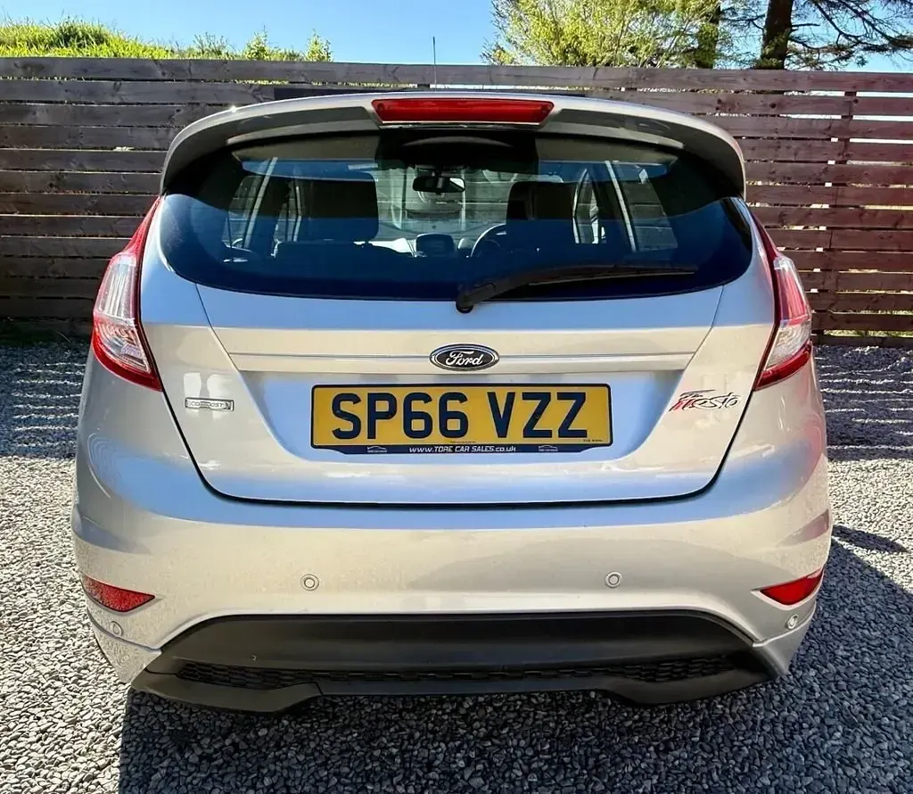 Usado Ford Fiesta ST-Line 125 CV (91 kW) 2016 Plateado Utilitario