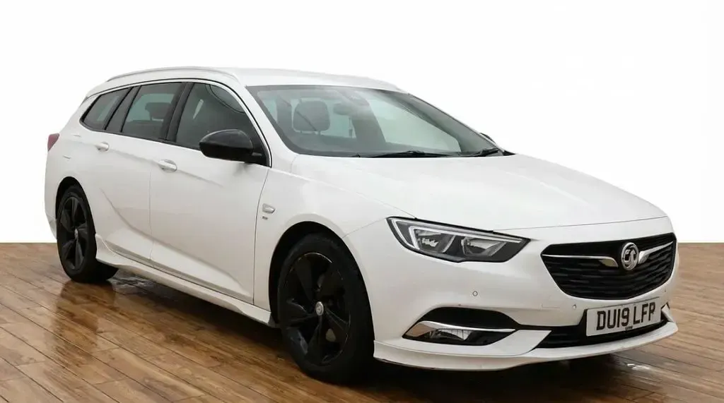 Used Vauxhall Insignia SRi 170 HP (125 kW) 2019 White Hatchback