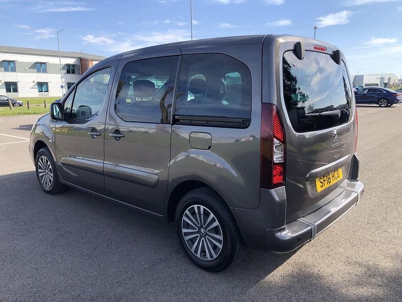 Gebraucht Peugeot Partner Tepee Active 98 PS (72 kW) 2018 Grau Van / Kleinbus