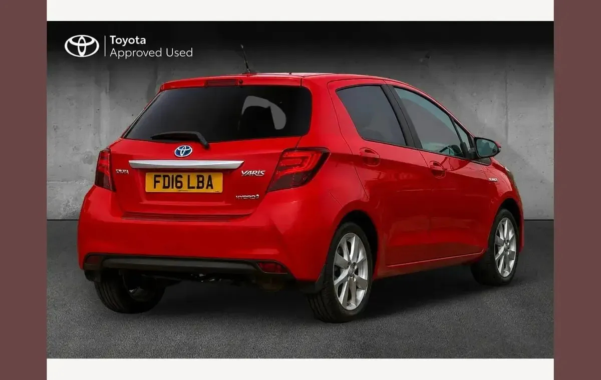 Used Toyota Yaris 100 HP (73 kW) 2016 Red Hatchback