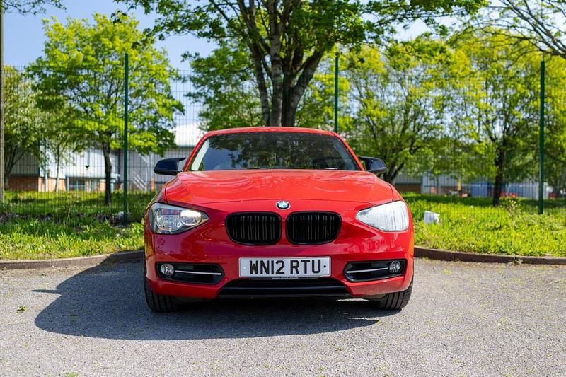 Begagnad BMW 120 Sport Line 184 HK (135 kW) 2012 Röd Halvkombi
