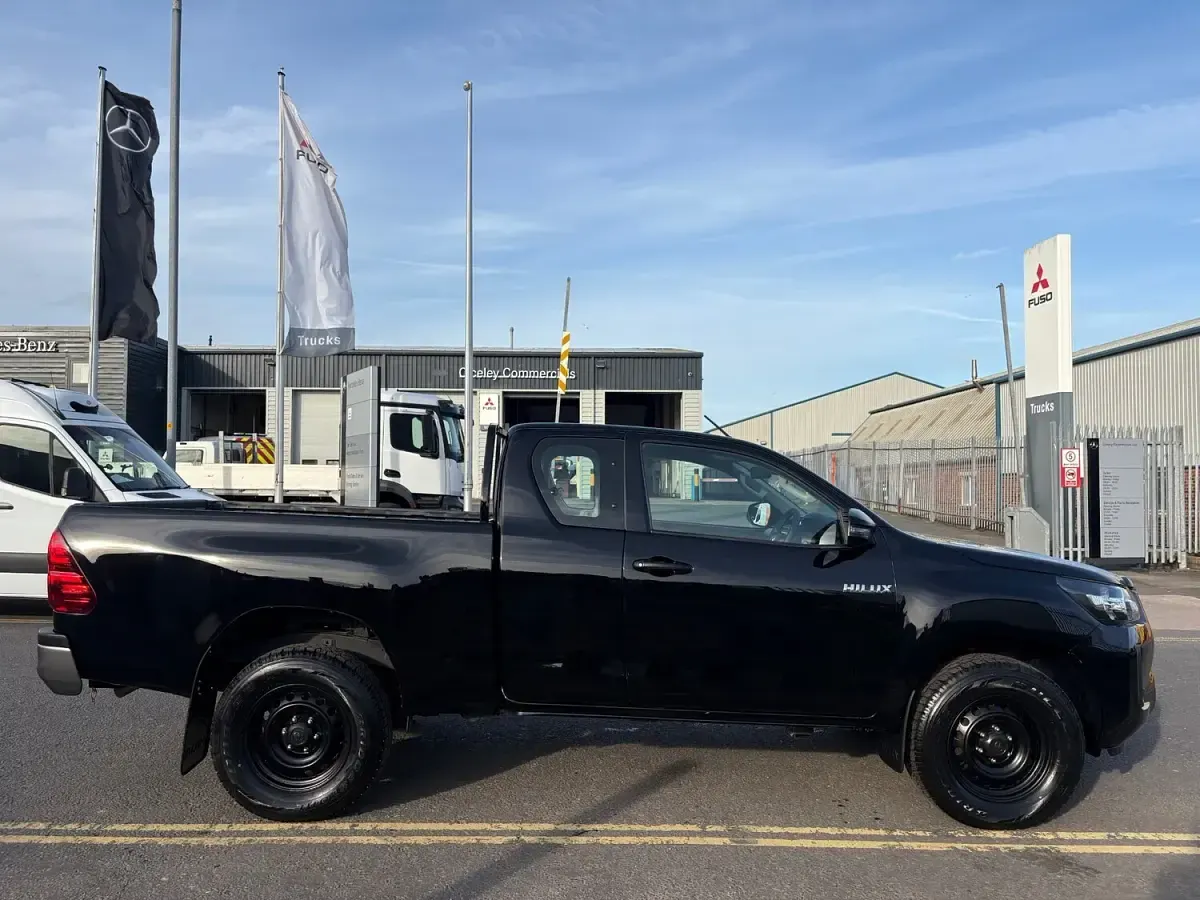 Usado Toyota HiLux Active 150 CV (110 kW) 2021 Negro Pickup/Camioneta