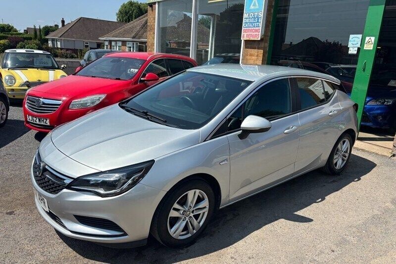 Silver Used 2017 Vauxhall Astra Design Edition Hatchback | £5,995 (Fair price) - Image 1/1