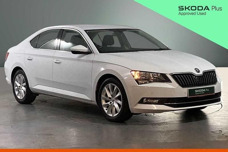 White Used 2019 Skoda Superb SE Hatchback | £10,252 (Good price) - Image 1/4