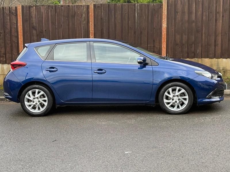 Used Toyota Auris 112 HP (82 kW) 2016 Blue Hatchback