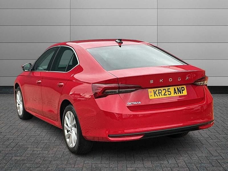 Begagnad Skoda Octavia SE L 110 HK (80 kW) 2025 Röd Halvkombi