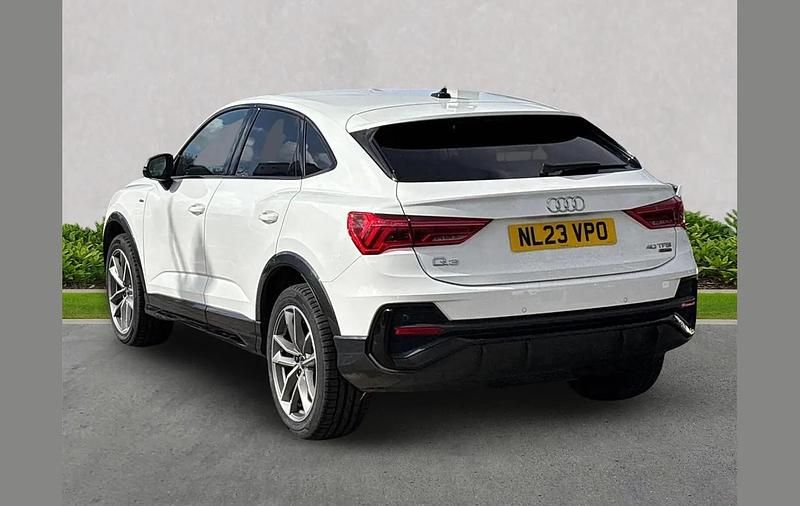 Begagnad Audi Q3 Black Edition 187 HK (137 kW) 2023 Vit SUV