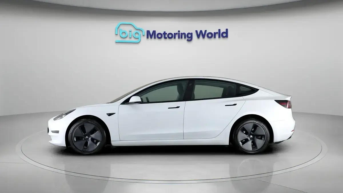 Used Tesla Model 3 Standard Range Plus 239 kW (325 HP) 2021 White Sedan