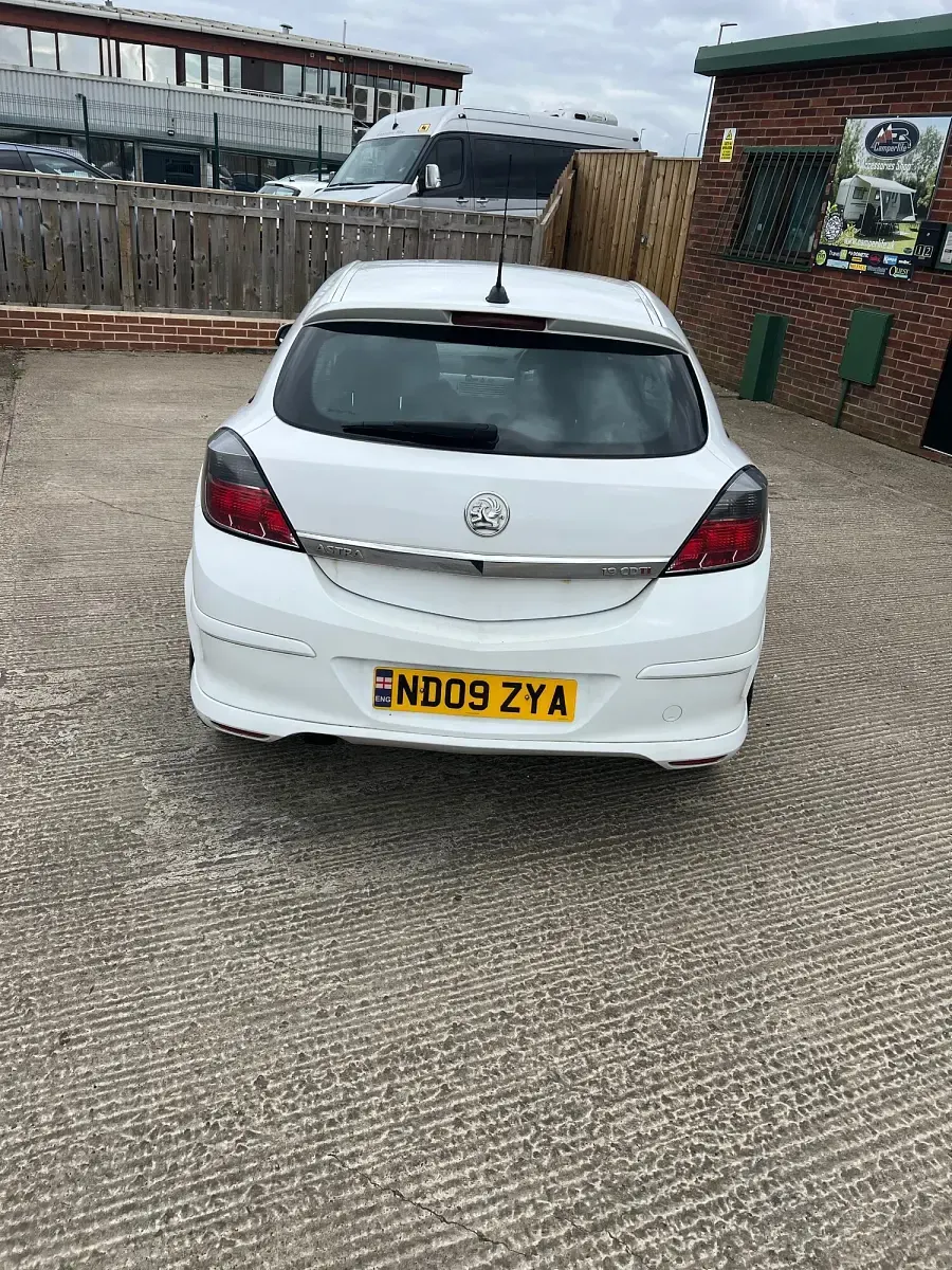 Used Vauxhall Astra SRi 150 HP (110 kW) 2009 White Hatchback