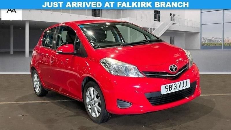 Used Toyota Yaris Multidrive S 101 HP (74 kW) 2013 Red Hatchback