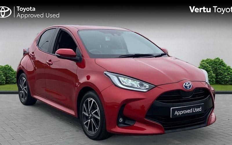 Used 2025 Toyota Yaris Hybrid Design Hatchback | £18,596 (Good price) - Image 1/4