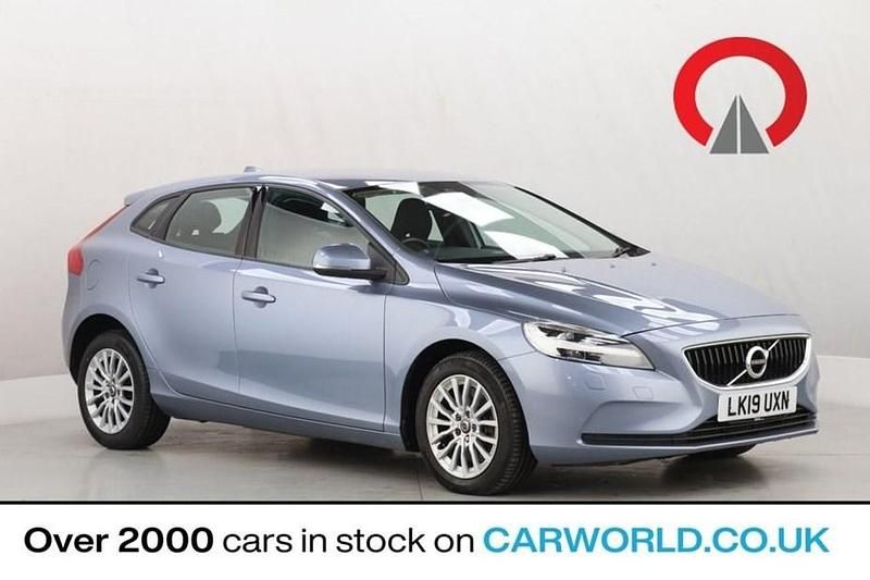 Used Volvo V40 Momentum 122 HP (89 kW) 2019 Blue Hatchback