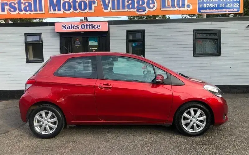 Used Toyota Yaris 101 HP (74 kW) 2013 Red Hatchback