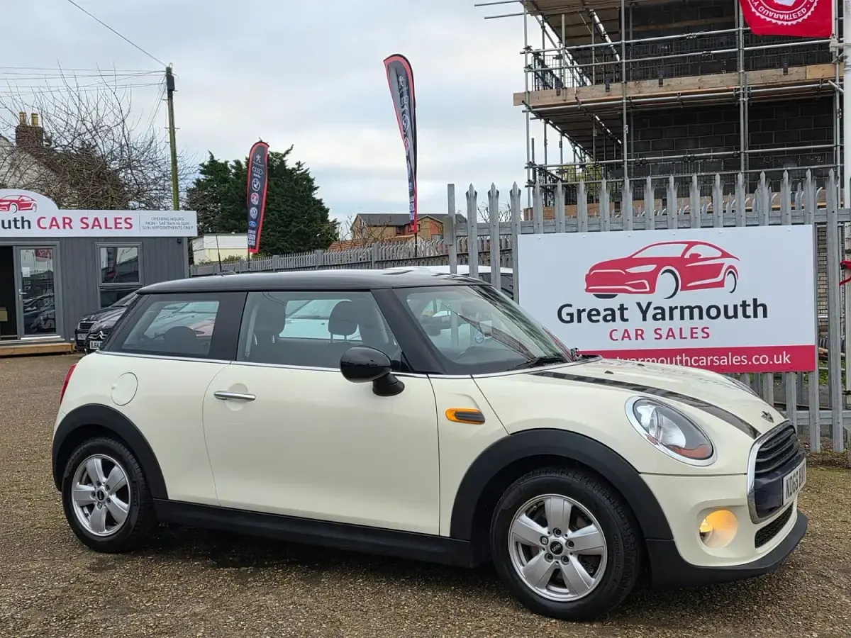 Used Mini Cooper D Hatch 2016 White Hatchback